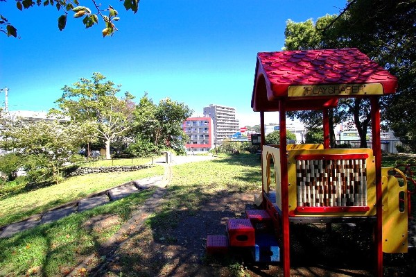 周辺環境:大口駅前公園(大口駅前にある小高い丘に面した大きな公園。傾斜を利用した芝生の斜面もあり、お子さまも遊び回れそう。)