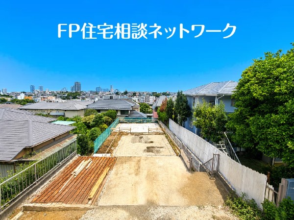 外観:落ち着きある住宅街、一種低層住居専用地域内に位置しています。日当りを大きく遮られることもありません。