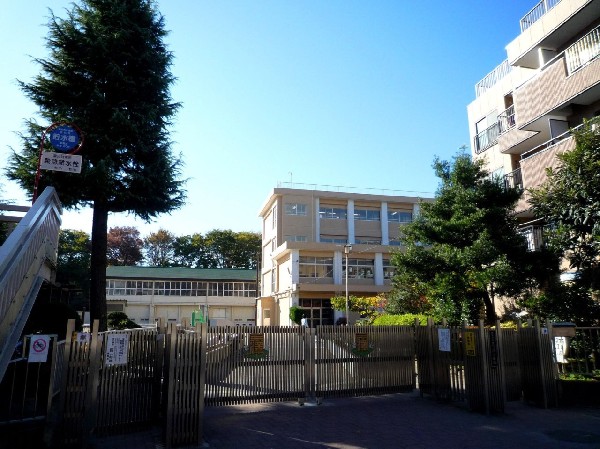 周辺環境:三ツ沢小学校(豊顕寺市民の森に繋がるせせらぎ緑道沿いにある小学校。校内にほたるドームがあり、愛育活動をしています。)