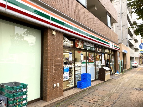 周辺環境:セブンイレブン横浜三ツ沢下町店(近くて便利、期待以上の品質を提供するコンビニ。セブンイレブンの商品を最短30分で届ける7NOW取扱店)