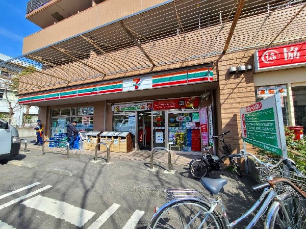 周辺環境:セブン-イレブン 横浜平安町２丁目店(時間を問わず、幅広い品物が揃うコンビニ。日常生活に深く関係する最重要施設としてなりつつあります。)