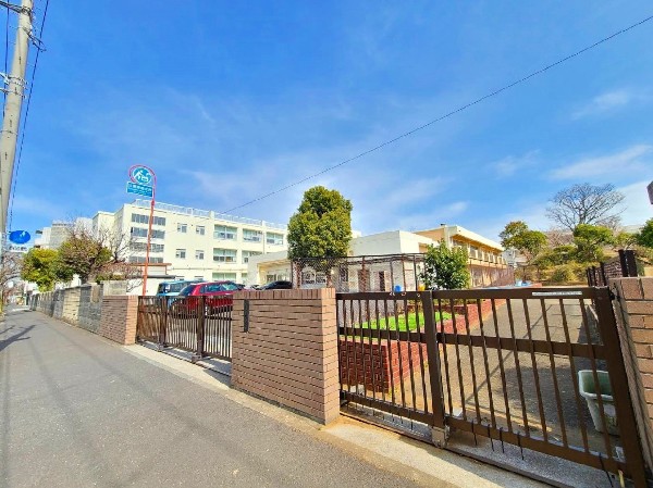 周辺環境:潮田小学校(学校目標は「自分大好き・友達大好き・潮田大好き」色々な 国とのつながりを 大切に している小学校です。)