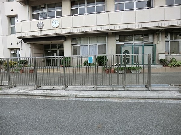 周辺環境:西中学校(小学校併設型中学校として、西前小学校と小中一貫教育を推進しています。活動情報などを載せたHPが充実。)