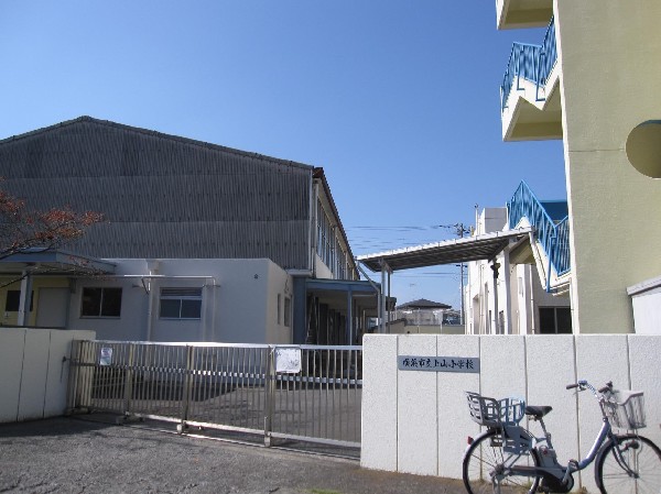 周辺環境:上山小学校(各学年２クラスの小学校。教育目標は「ここに学び　ここで遊ぶ　ここがふるさと　上山の子」)