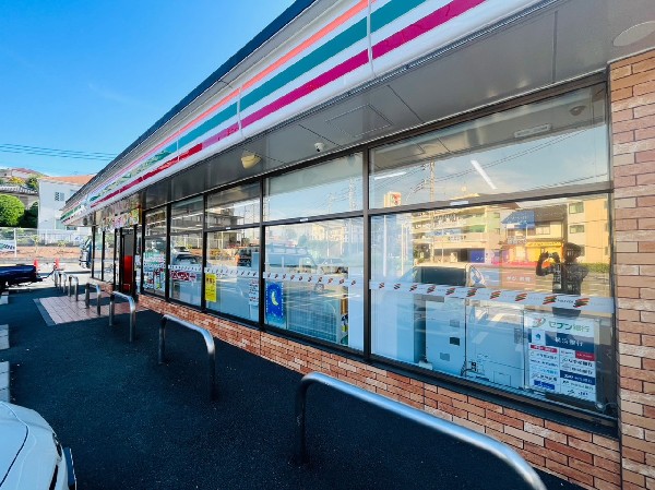 周辺環境:セブンイレブン　横浜中山南店(時間を問わず、幅広い品物が揃うコンビニ。日常生活に深く関係する最重要施設として欠かせない存在です。)