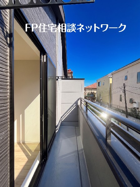 太陽の光と爽やかな風を受けたお洗濯物はあっという間に乾き、取りこむ時には太陽の匂いを感じられそう。  