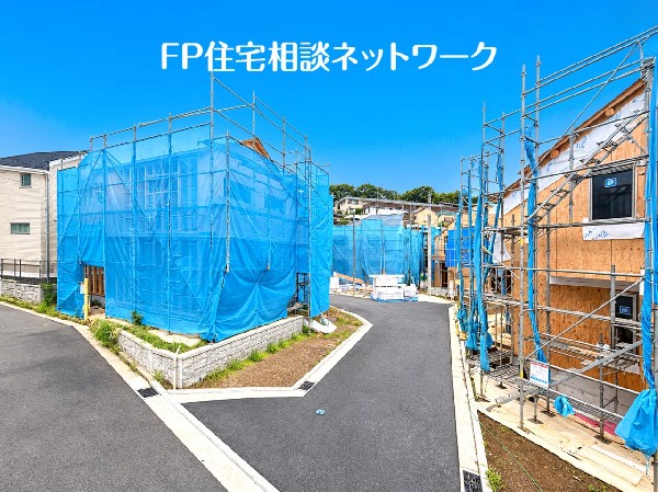 外観:多棟現場でお子様の友達作りや、ご近所付き合いがしやすい環境。前面は通り抜けのできない道路で安心です。