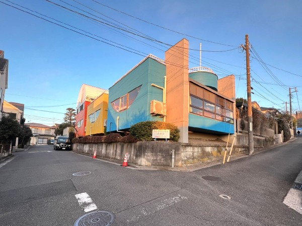周辺環境:寺尾幼稚園(子供たちの「自由と主体性」を育てる幼稚園。木工の家や巨大絵画を共同制作します。園庭の木登りが人気。)