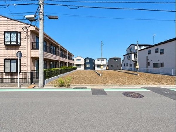 外観:前面道路は車通りの少ない道路。十分な広さがあるので車のすれ違いもらくらく。駐車は車種により2台可能。