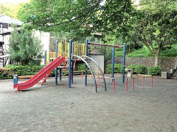 周辺環境:荒立公園(複合遊具や砂場などがありお子様に大人気の広めの公園です。遊歩道があるのでお散歩にもうってつけです。)