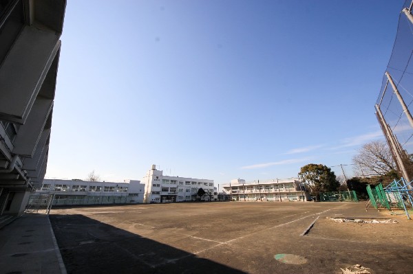 周辺環境:生麦中学校(子安台公園の近くにある中学校。コミュニケーション能力を身に付け、主体的に学習する生徒を育てます。)