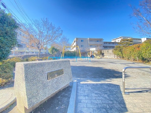 周辺環境:上の宮第二公園(住宅地の中にある比較的広めな公園。ブランコ、鉄棒、砂場、平均台、滑り台などがあり子供たちに人気です。)