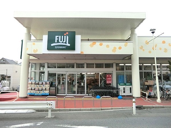 周辺環境:ＦＵＪＩ馬場店(ベーカリーの手作りパンが人気。酒の品揃え豊富。横浜野菜も取扱う。駐車場79台有。夜22時まで営業。)