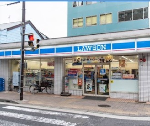 周辺環境:ローソン鶴見豊岡通店(マチのほっとステーション。スイーツが人気のコンビニエンスストア。酒たばこ取扱い有。無料Wi-Fi有。)