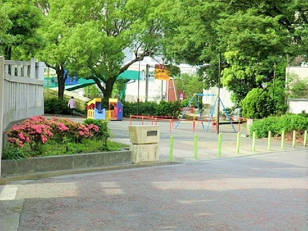 周辺環境:鶴見神社公園(緑が多く、自然を感じられる公園。青空の下で駆け回ったり、遊具で遊んだり、思い思いの遊びができます)