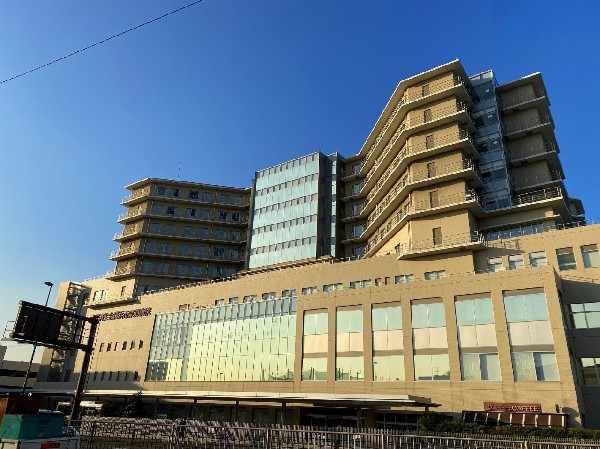 周辺環境:済生会横浜市東部病院(急性期医療を支える病院。地域の皆さまに最先端医療を提供できるよう、常に「一歩先の医療」を目指している。)