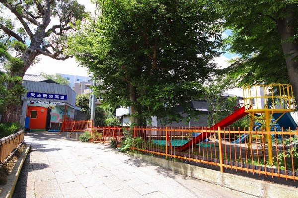 周辺環境:天王院幼稚園(少人数制の園です。体験を通して、自ら感じ、自ら学び、園児それぞれのペースに合わせて教育を行っています)