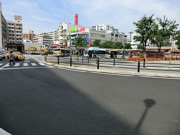 周辺環境:ＪＲ鶴見駅(横浜まで３駅のアクセスの良い駅。少し歩けば京浜東北線鶴見駅も利用可能。駅前には多くの店が立ち並ぶ。)