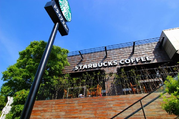 周辺環境:スターバックスコーヒー 横浜鶴見店(人気のシアトル系コーヒー店。ドライブスルー、モバイルオーダー可能。テラス席は落ち着いた雰囲気です。)