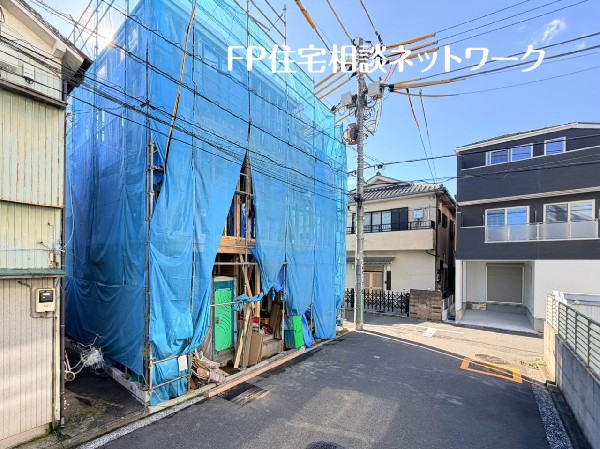 外観:前面道路は道幹線道路から入った通りのため、交通量も少なく、静かです。お子様がいても安心の住環境です。