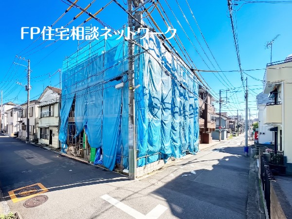 外観:快晴の青空に映える、日当たりの良い新築物件。これから完成する理想の住まいへの期待が高まります。