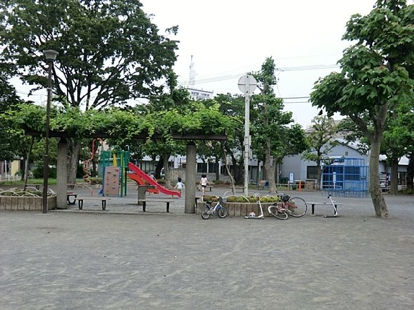 周辺環境:市場公園(住宅街の中にあるゆったりとした公園。複合遊具や広場がありお子様も楽しめそう。春は桜が綺麗に咲く。)