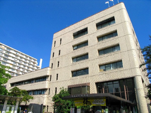周辺環境:鶴見区役所 (暮らしの中の手続き関係やお子様の検診など何かと関りがあるのが役所。徒歩圏内にあると助かりますね。)
