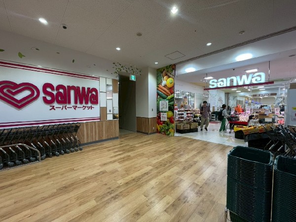 周辺環境:スーパー三和　横浜鶴見店(島忠ホームズの3階にある大型スーパー。3階の駐車場に直結しているので、週末のまとめ買いも便利ですね。)