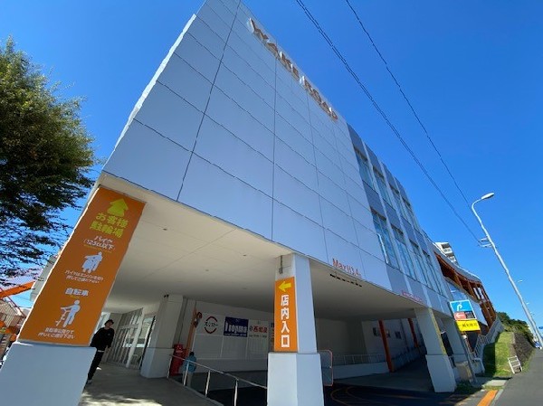 周辺環境:ウェイクロード横浜鶴見 (スシロー、西松屋(子供用品)、ノジマ(家電)が入る複合商業施設。駐車場：109台、無料(2時間)。)