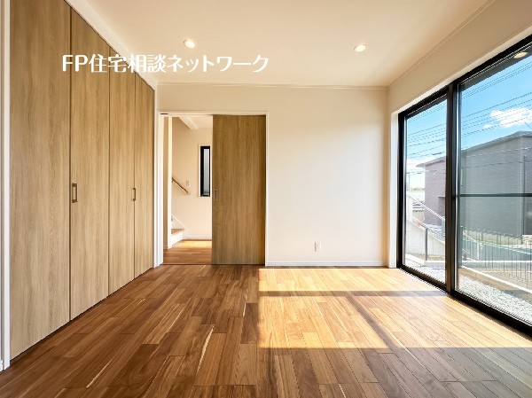 全居室に収納を完備。季節物のお洋服などもしっかりと収納し、居室空間を隅々まで使えるのが嬉しいですね。