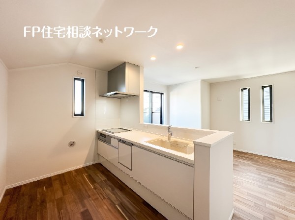 リビングのお子様を見守りながらお料理が出来る対面式カウンターキッチン。ご家族との会話がはずみます。