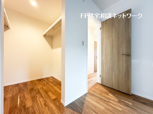 居室空間をすっきり保てる、ウォークインクローゼット付です。衣類だけでなく、思い出の品もたっぷり収納。