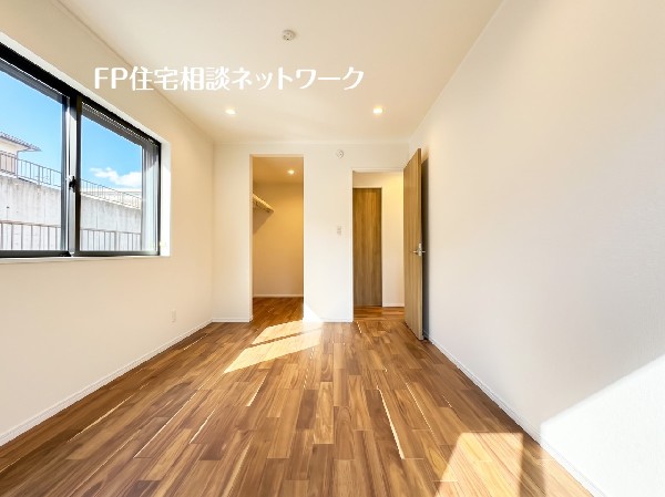 光を沢山取り込める大きな窓。日差しを長時間受ける事が出来る暖かいお部屋です。
