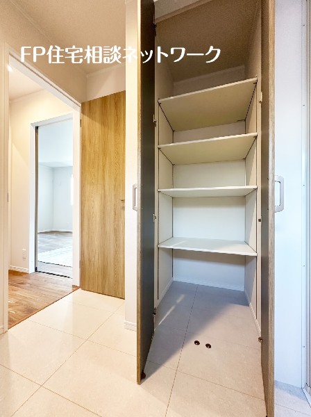 洗面室にはサニタリー棚を設けました。タオルや洗剤などもしっかり整理整頓して収納出来ます。