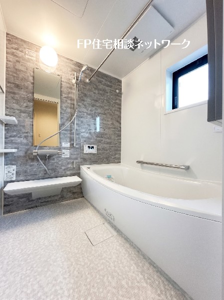 ゆったり入れる１坪タイプの浴室。雨の多い時季のお洗濯に重宝する浴室換気乾燥機付。追炊きオートバス付。