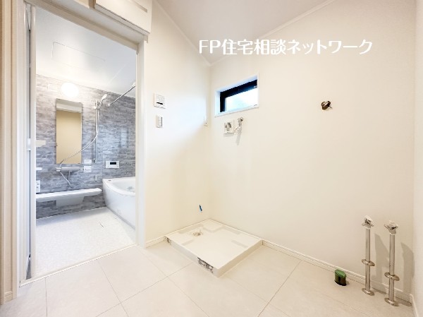 窓付で光が入り明るい洗面室。収納力と機能性に優れた洗面台で、毎朝の身支度が気持ちよく出来そうですね。