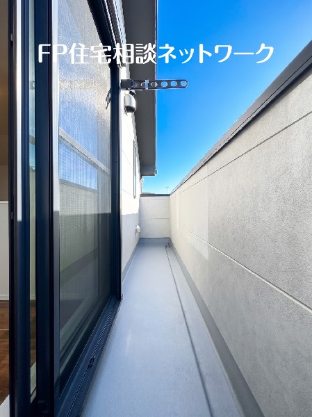 太陽の光と爽やかな風を受けたお洗濯物はあっという間に乾き、取りこむ時には太陽の匂いを感じられそう。  