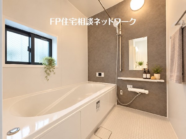 ゆったり入れる１坪タイプの浴室。雨の多い時季のお洗濯に重宝する浴室換気乾燥機付。追炊きオートバス付。