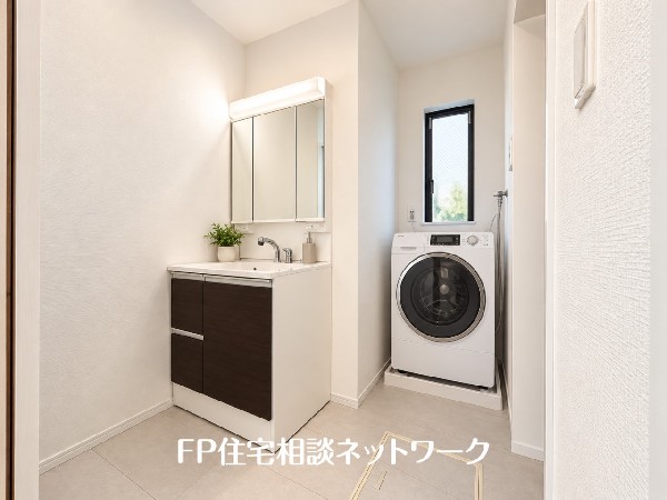 鏡の裏に収納棚を確保した三面鏡を採用。化粧品や歯ブラシなどを機能的に収納し、朝の身支度も快適です。