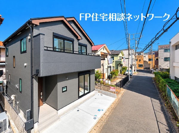 外観:南側には建物がないため、日を遮られることもなく、日当良好です！暖かい光が降りそそぐ明るい住まい。