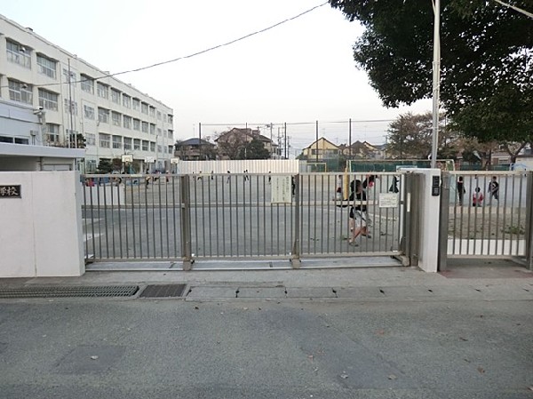 周辺環境:上星川小学校(各学年3クラス程の小学校。教育目標は「友だちいっぱい　夢いっぱい　未来へ向かって　かがやく星の子」)