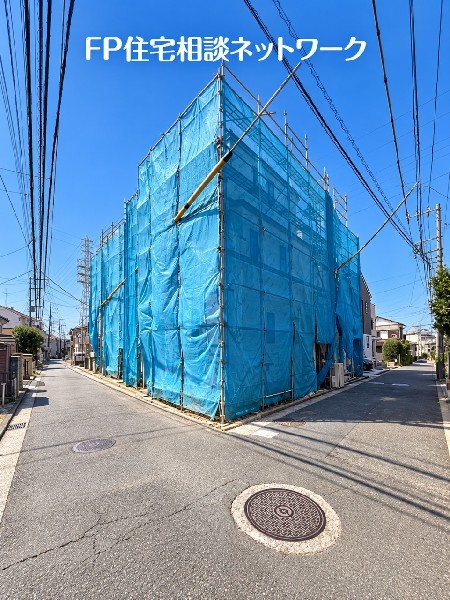 外観:前面道路は幅4ｍの公道。車通りが少なく、敷地との高低差もないので、ベビーカーや自転車の通行も快適です。