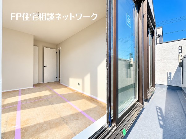 2階にはバルコニーが2ヶ所あり、お布団もすぐに干せて便利。窓はLOW-Eペアガラス採用で断熱性◎