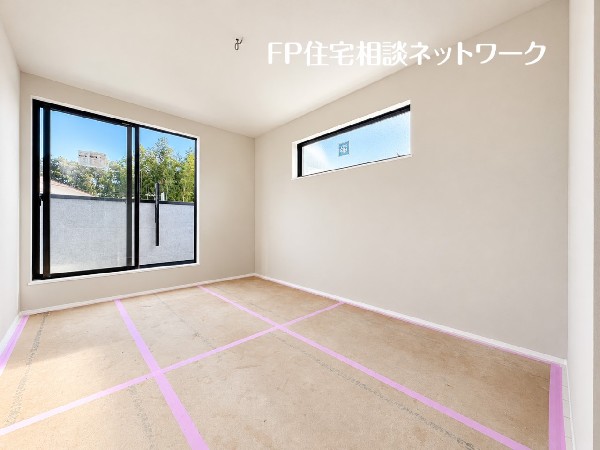 2面採光でお部屋の隅々まで明るい印象の居室。おひさまの光と爽やかな風をたっぷりと取り込めます。