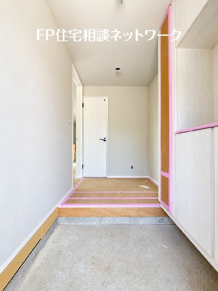 天井までの玄関収納付で、家族の履物が多くても安心。出勤前の身支度チェックに欠かせない姿見付です。