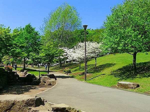 周辺環境:岸根公園(岸根公園駅に隣接する自然豊かな大規模公園。園内には大型遊具や広い芝生広場などがありのびのび遊べます。)