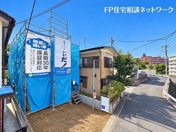 外観:前面は幅5.6～6.3ｍの公道。車通りが少なく敷地との高低差もないので、車の出入りがしやすいですね。