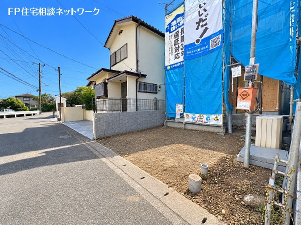 外観:カースペースは車種により並列２台可能ですので、セカンドカーや来客用など多用途に使うことができます。