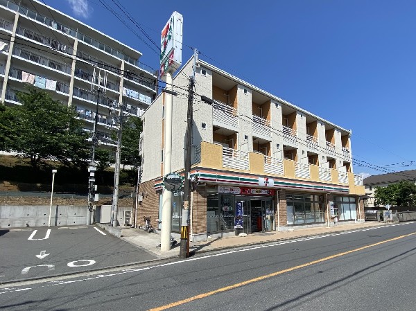 周辺環境:セブンイレブン横浜菅田町北店(近くて便利、期待以上の品質を提供するコンビニ。セブンイレブンの商品を最短30分で届ける7NOW取扱店。)