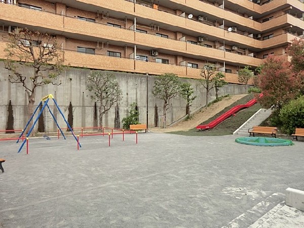 周辺環境:北寺尾第四公園(住宅街の中にある落ち着いた雰囲気の公園。斜面を利用した大きな滑り台が特徴で砂場やブランコもあります。)